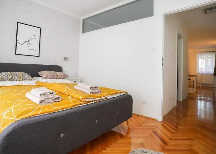 Piroska Bartóktéri 02 Apartman *